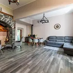 Inas Garden Elias Suite, بيت للعطل لينّو