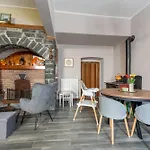 Inas Garden Elias Suite, بيت للعطل لينّو