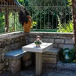 Semesterbostad Inas Garden Elias Suite, *